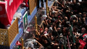 Irán despidió a Alí Jameneí en Mashad con una multitudinaria ceremonia marcada por amenazas contra Donald Trump