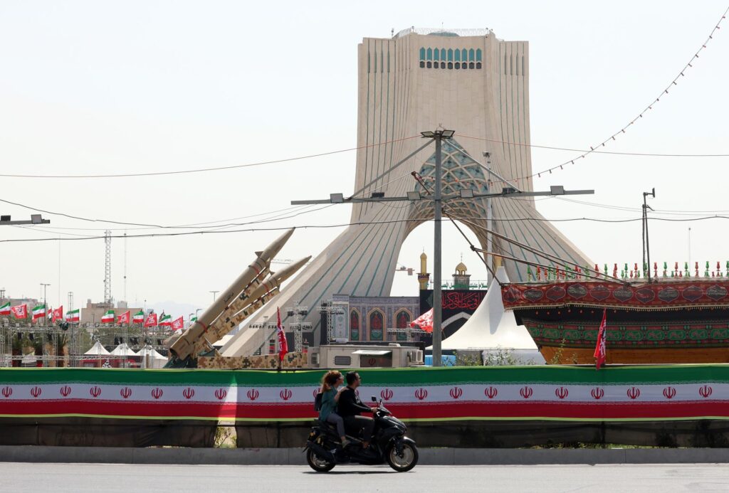 Irán suspende ataques mientras Trump da espacio al diálogo