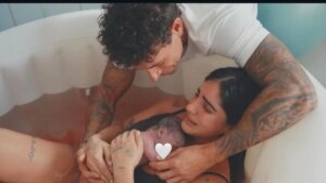 Isabella Ladera anunció el nacimiento de su hijo Koa; las fotografías del parto en agua generaron reacciones divididas