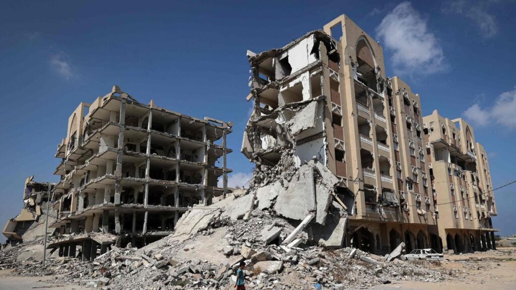 Varios edificios destruidos en Deir al-Balah (Gaza) por los ataques de Israel.