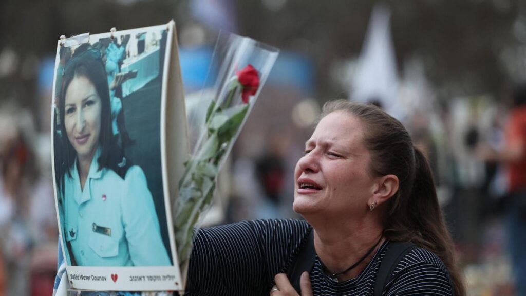 Familiares de las víctimas asesinadas por Hamás el 7 de octubre de 2023, en un acto de homenaje.