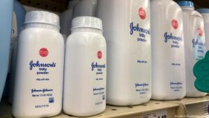 J&J ofrece millonario arreglo por cáncer ligado a talco