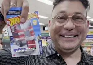 Jean Carlos Centeno va por el Guinness con su increíble colección de carritos Hot Wheels