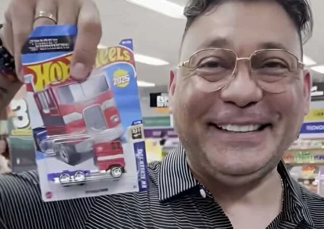 Jean Carlos Centeno va por el Guinness con su increíble colección de carritos Hot Wheels