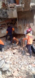 Joven de PC – Ureña suma 20 días de labores entre escombros en La Guaira