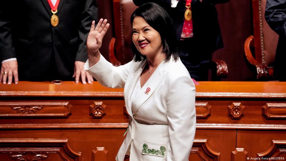 Keiko Fujimori asume en Perú, entre China y EE. UU.
