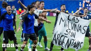 La FIFA confirma que evalúa posibles sanciones a Argentina por mostrar una pancarta de las Malvinas/Falklands tras el triunfo sobre Inglaterra