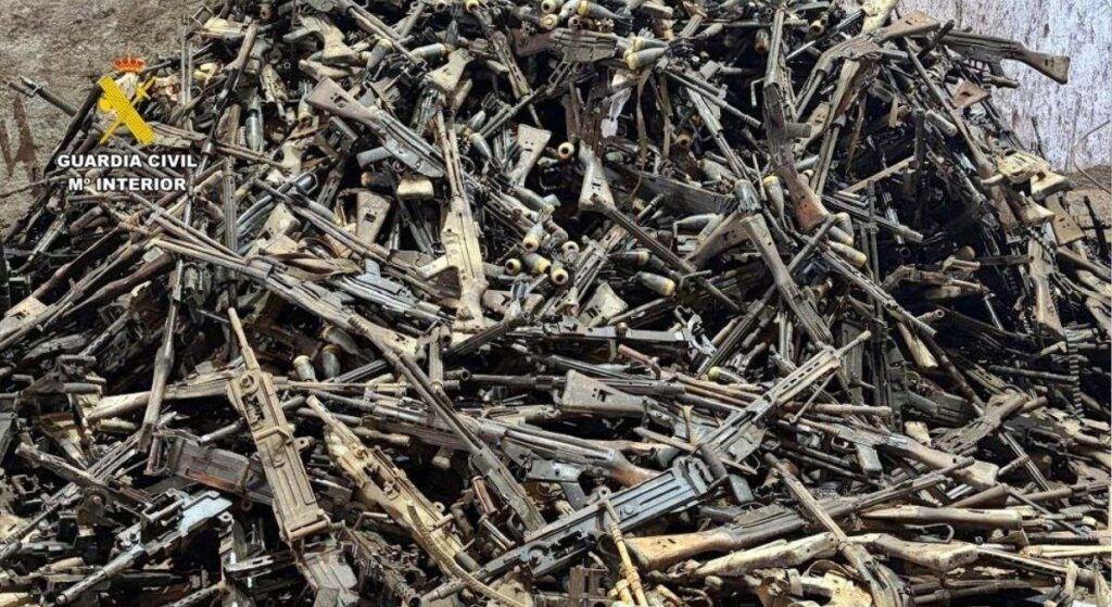 La Guardia Civil destruye 33 toneladas de armas y 11.000 granadas encontradas en una localidad de Badajoz