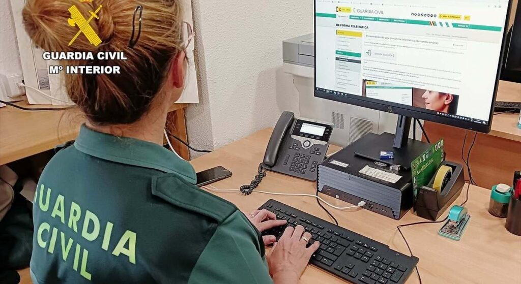 La Guardia Civil detiene a tres personas por usar tarjetas bancarias extraviadas para realizar compras fraudulentas en Pamplona