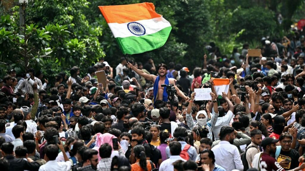 Miembros del Cockroach Janta Party (CJP) celebran la dimisión del ministro de Educación, Dharmendra Pradhan en Nueva Delhi.