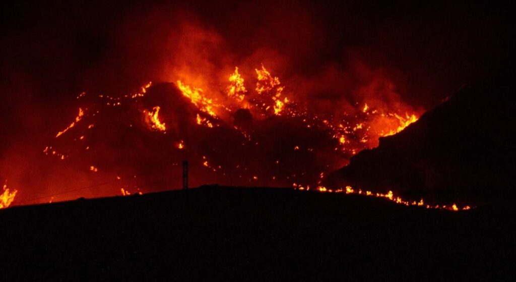 La Junta mantiene a 80 personas confinadas en El Pocico por el incendio de Almería