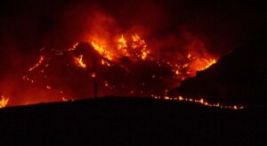 La Junta mantiene a 80 personas confinadas en El Pocico por el incendio de Almería