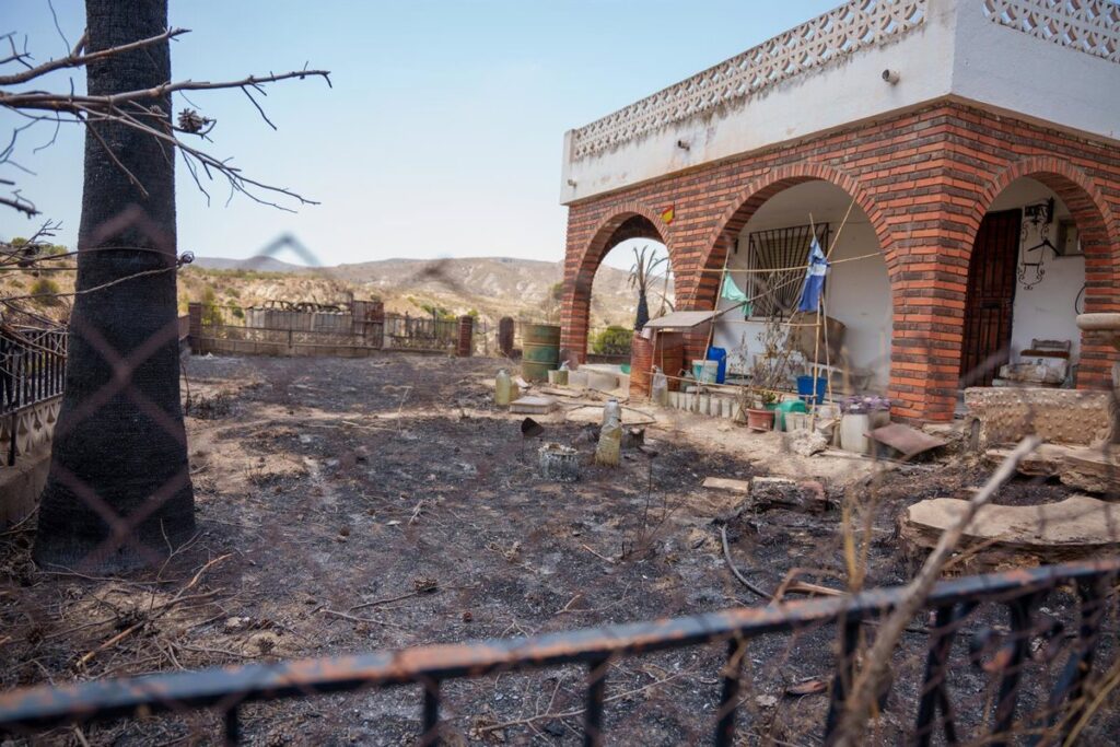 La Junta prevé una nueva desescalada del incendio de Los Gallardos (Almería), que "camina hacia el control"