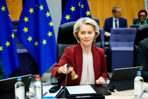 La UE acuerda el 21º paquete de sanciones a Rusia y extiende el tope al precio del petróleo para privar de ingresos a Putin | elmundo.es