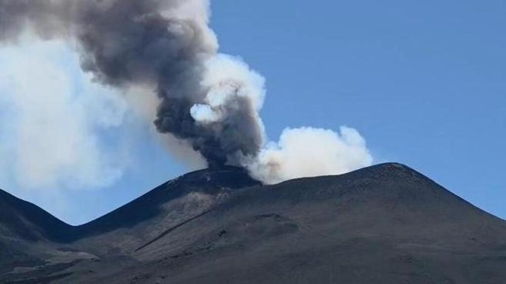 El volcán Etna entró en actividad eruptiva