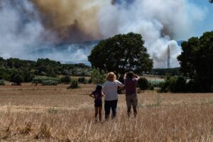 La evolución del incendio y las condiciones meteorológicas permiten reducir los efectivos en la Bisbal (Girona) | europapress.es