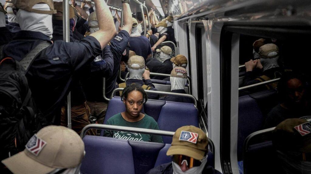 Miembros de Patriot Front y una mujer que viaja sola se desplazan en un tren de Washington D. C