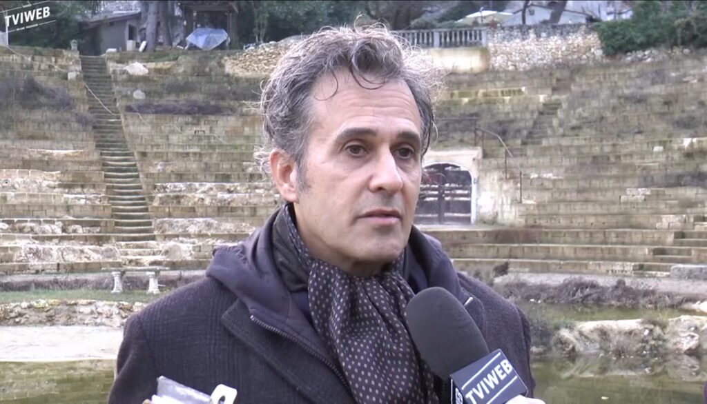 La increíble historia del hombre que construyó un falso teatro romano en Italia y vendió entradas para visitarlo