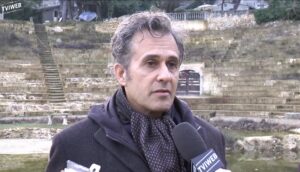 La increíble historia del hombre que construyó un falso teatro romano en Italia y vendió entradas para visitarlo