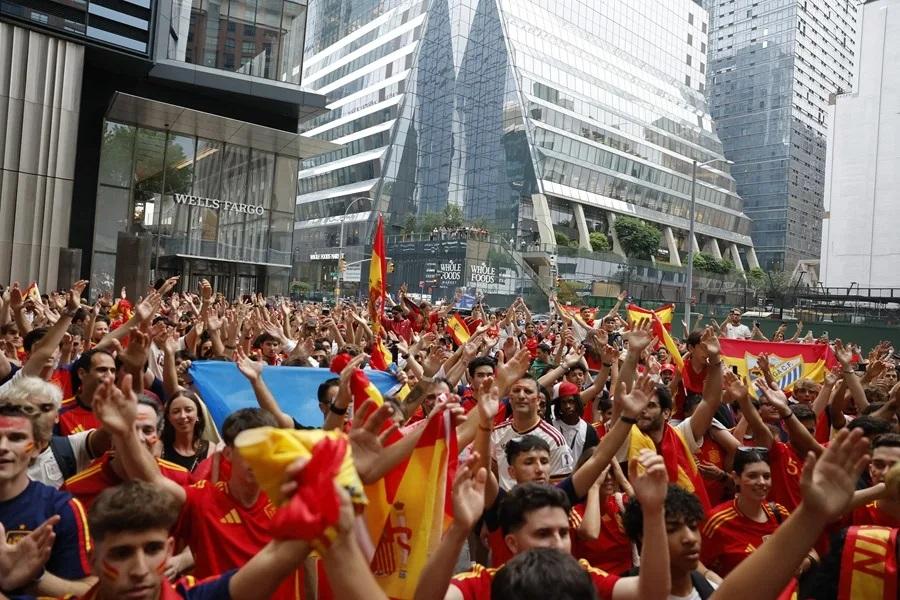 La marcha de España tiñe de rojo Nueva York