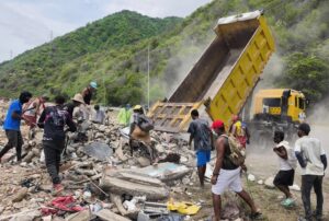 La otra cara de la tragedia: «los cobreros» revuelven los escombros en busca de algo de valor