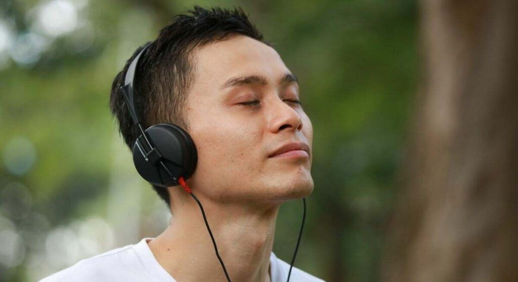 La psicología sugiere que las personas que siempre escuchan las mismas canciones no están estancadas, sino que usan la música como una herramienta para sentirse regulado o comprendido