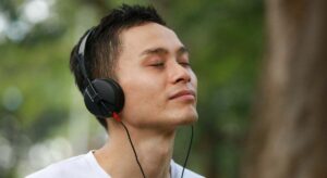 La psicología sugiere que las personas que siempre escuchan las mismas canciones no están estancadas, sino que usan la música como una herramienta para sentirse regulado o comprendido