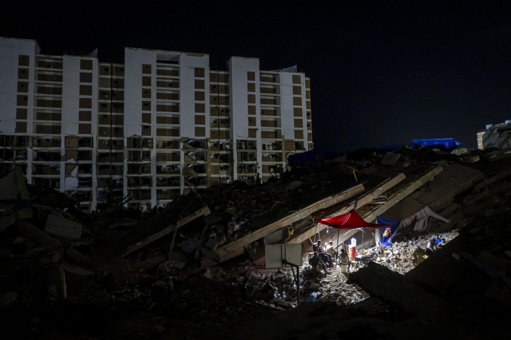 La tragedia persiste: 6.000 personas permanecen a la intemperie un mes después de los terremotos