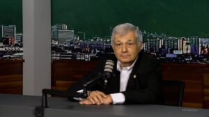 Lahoud sugiere reformar la economía en el contexto de la reconstrucción