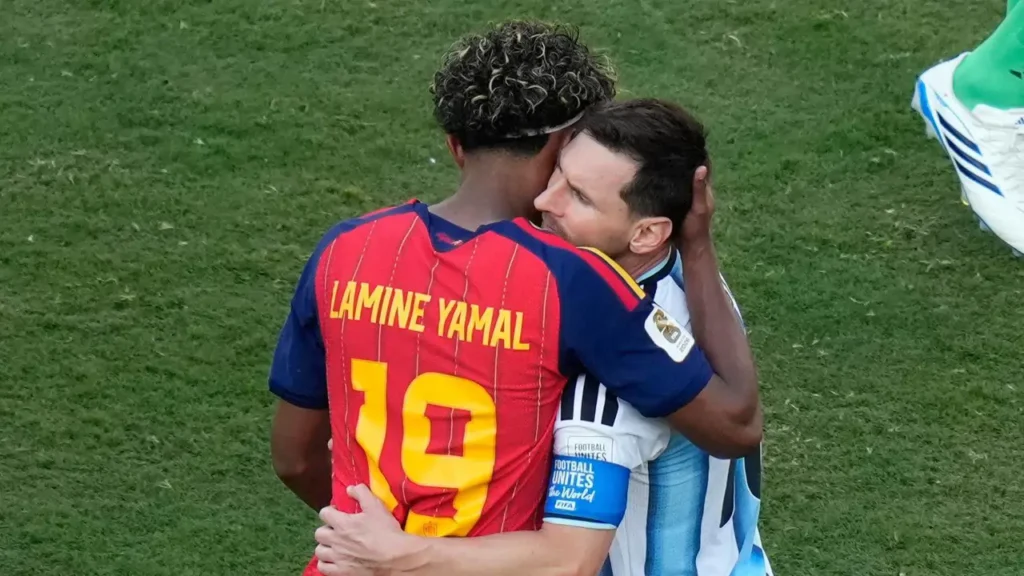 Lamine Yamal abraza a Messi: la imagen que conmovió al mundo en la consagración de España