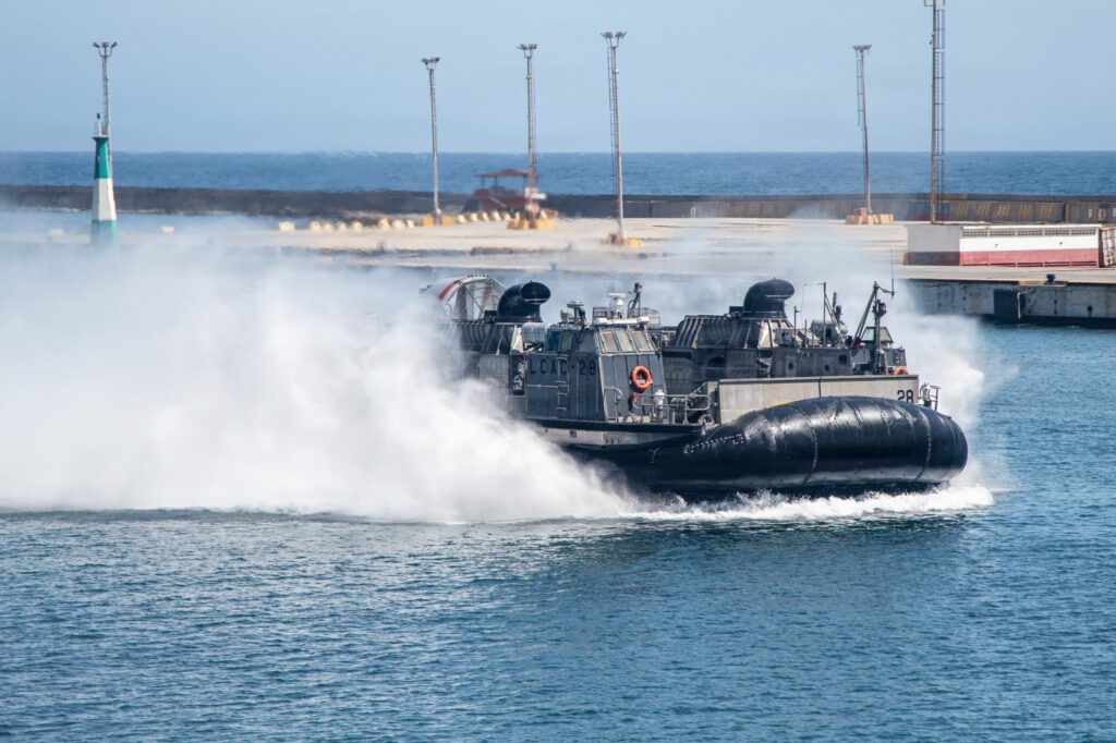 Lancha de desembarco del USS San Antonio llega a La Guaira para apoyar operaciones de ayuda en Venezuela - AlbertoNews