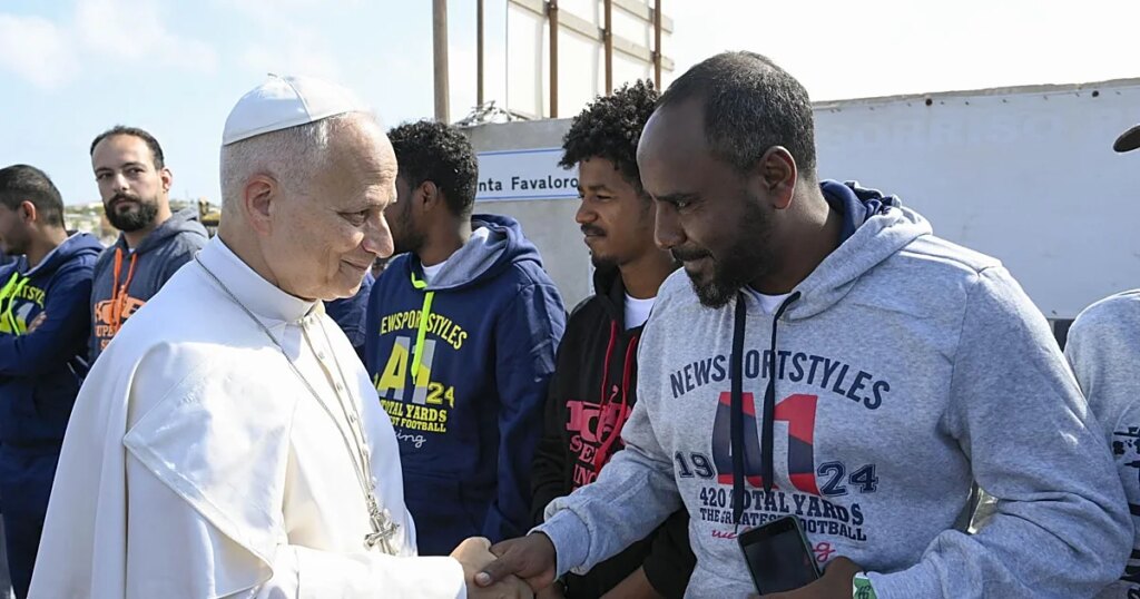 León XIV reza ante la tumba de un bebé inmigrante en Lampedusa y pide a Europa «pensar de otra manera»
