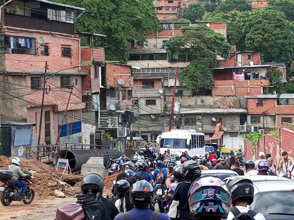 Lluvias y obras inconclusas mantienen colapsada la vía principal de El Junquito