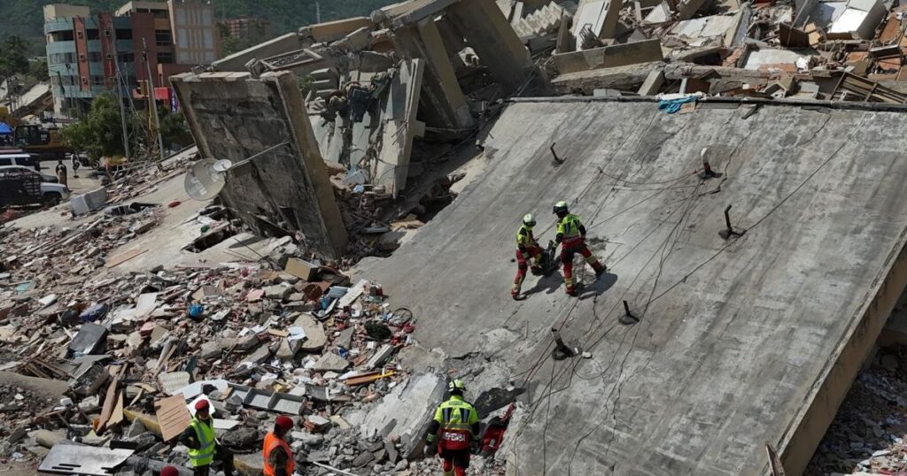 Localizaron a una niña con vida entre los escombros 11 días después del sismo en La Guaira
