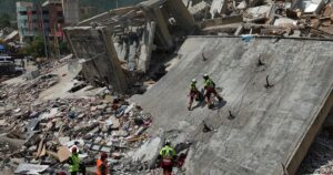 Localizaron a una niña con vida entre los escombros 11 días después del sismo en La Guaira