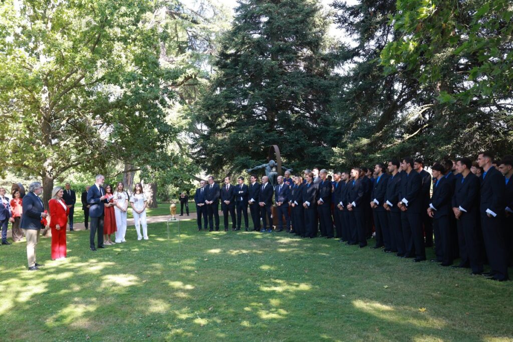 Los Reyes y Pedro Sánchez reciben a los campeones: «Sois un conjunto estelar y legendario» | europapress.es