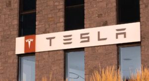 Los beneficios de Tesla se hunden un 57% ante las inversiones de Elon Musk en el robot Optimus