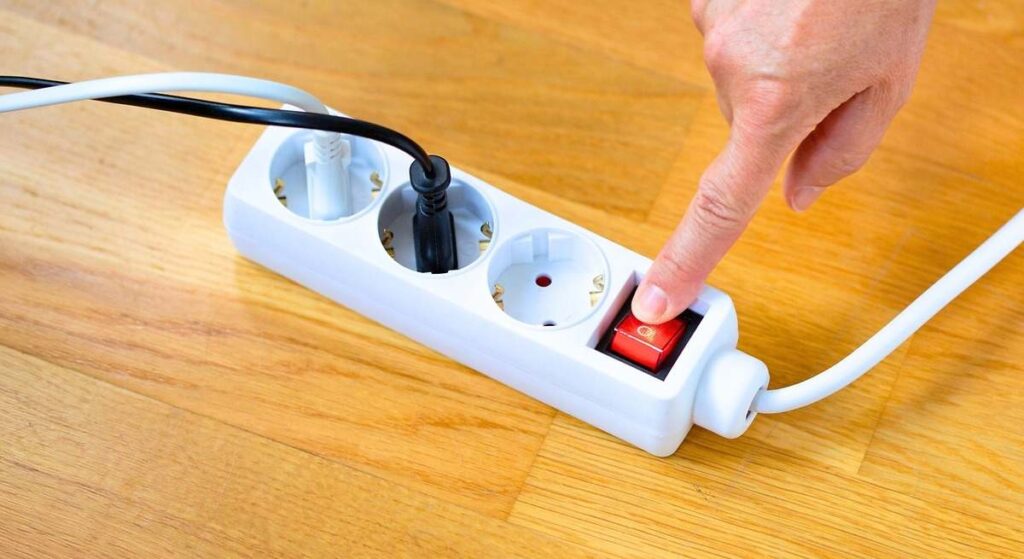 Los especialistas en tecnología coinciden: los dispositivos electrónicos de los hogares que se mantienen en modo reposo disparan el gasto eléctrico, aunque hay dos alternativas
