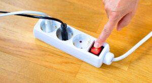 Los especialistas en tecnología coinciden: los dispositivos electrónicos de los hogares que se mantienen en modo reposo disparan el gasto eléctrico, aunque hay dos alternativas