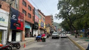 «Los guaireños somos guerreros”: Maiquetía se convierte en el refugio comercial tras los terremotos – Efecto Cocuyo