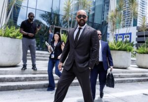 Los hermanos Andrew y Tristan Tate seguirán encarcelados al menos dos semanas más en Miami