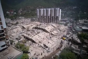 Los venezolanos limpian a mano escombros de los edificios derrumbados mientras las maquinaria esperan por combustible – AlbertoNews