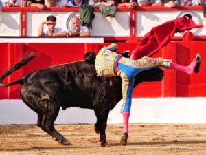 Marco Pérez sufre una herida en el muslo derecho con dos trayectorias en la última corrida de la Feria Santander