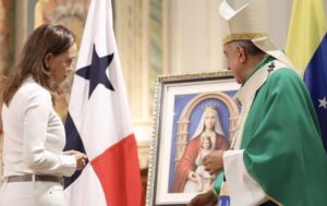 María Corina Machado ora en Panamá por víctimas del terremoto