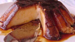 Más allá del clásico: 4 recetas baratas y diferentes para hacer un flan delicioso este verano