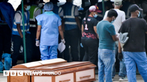 «Me da miedo lo que voy a ver allá dentro»: BBC Mundo visita la morgue improvisada de Los Silos, donde los cadáveres se acumulan al aire libre tras los terremotos en Venezuela