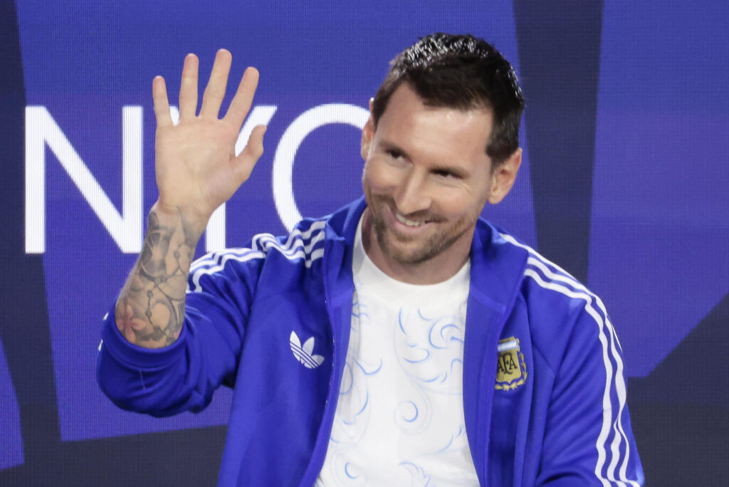 "Messi dio ejemplo alejándose del movimiento populista que se aprovechó de Maradona"