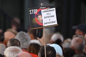 Miles de seguidores de Orban protestan en Budapest contra el Gobierno de Magyar | elmundo.es
