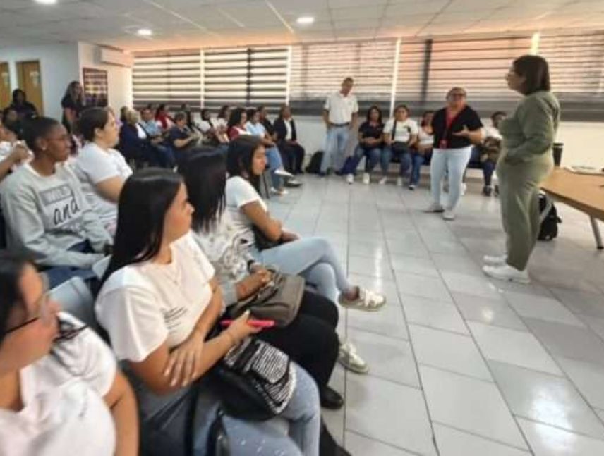 Capacitan personal para vacunación en campamentos transitorios
