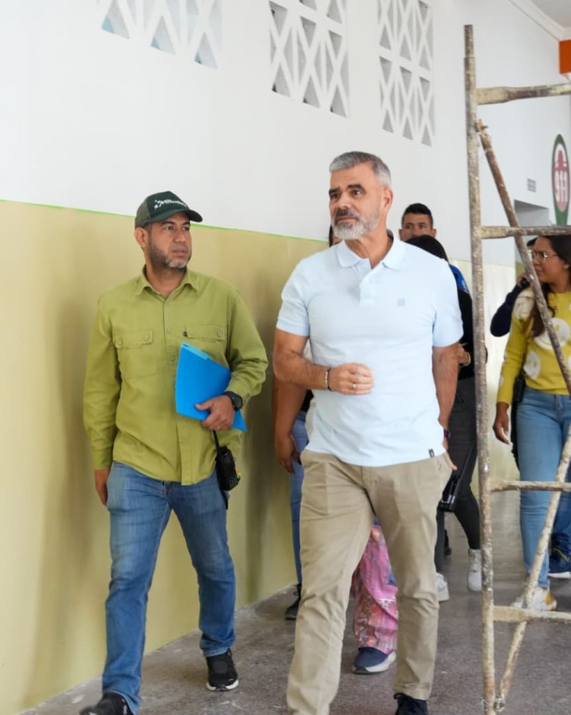 Ministro Padrino López supervisa atención integral a más de 100 familias en el campamento transitorio del Liceo Andrés Bello
